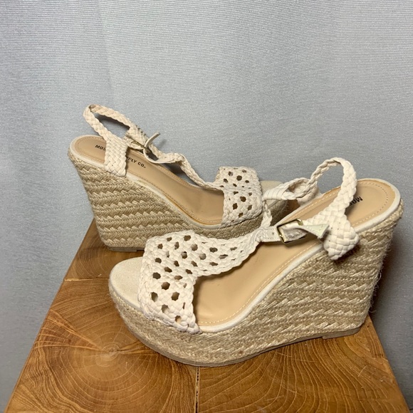🌱 Mossimo summer wedges - Picture 3 of 4